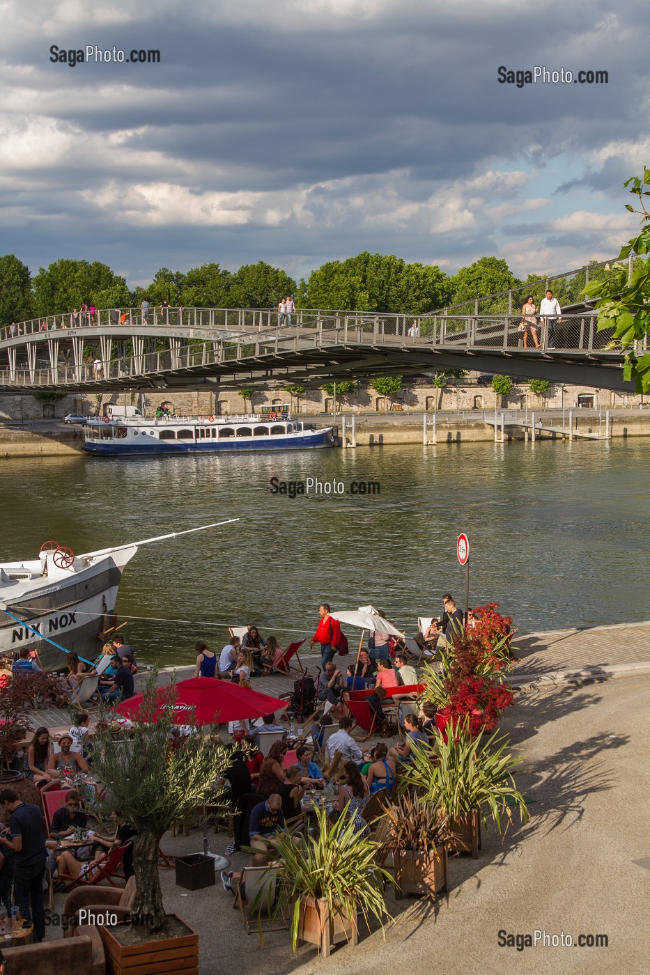 PASSERELLE SIMONE DE BEAUVOIR, BERGE DE LA SEINE, PORT DE LA GARE, 13EME ARRONDISSEMENT, PARIS, FRANCE 