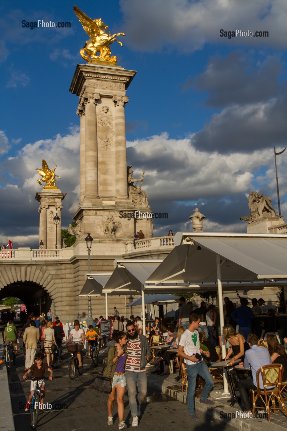 TERRASSE DE CAFE AU PIED DU PONT ALEXANDRE III , BERGES DE SEINE, AMENAGEMENT URBAIN, RIVE DROITE ET RIVE GAUCHE POUR CREER DES ESPACES D’ACTIVITES ET DE LOISIRS, 7 EME ARRONDISSEMENT, PARIS, FRANCE 