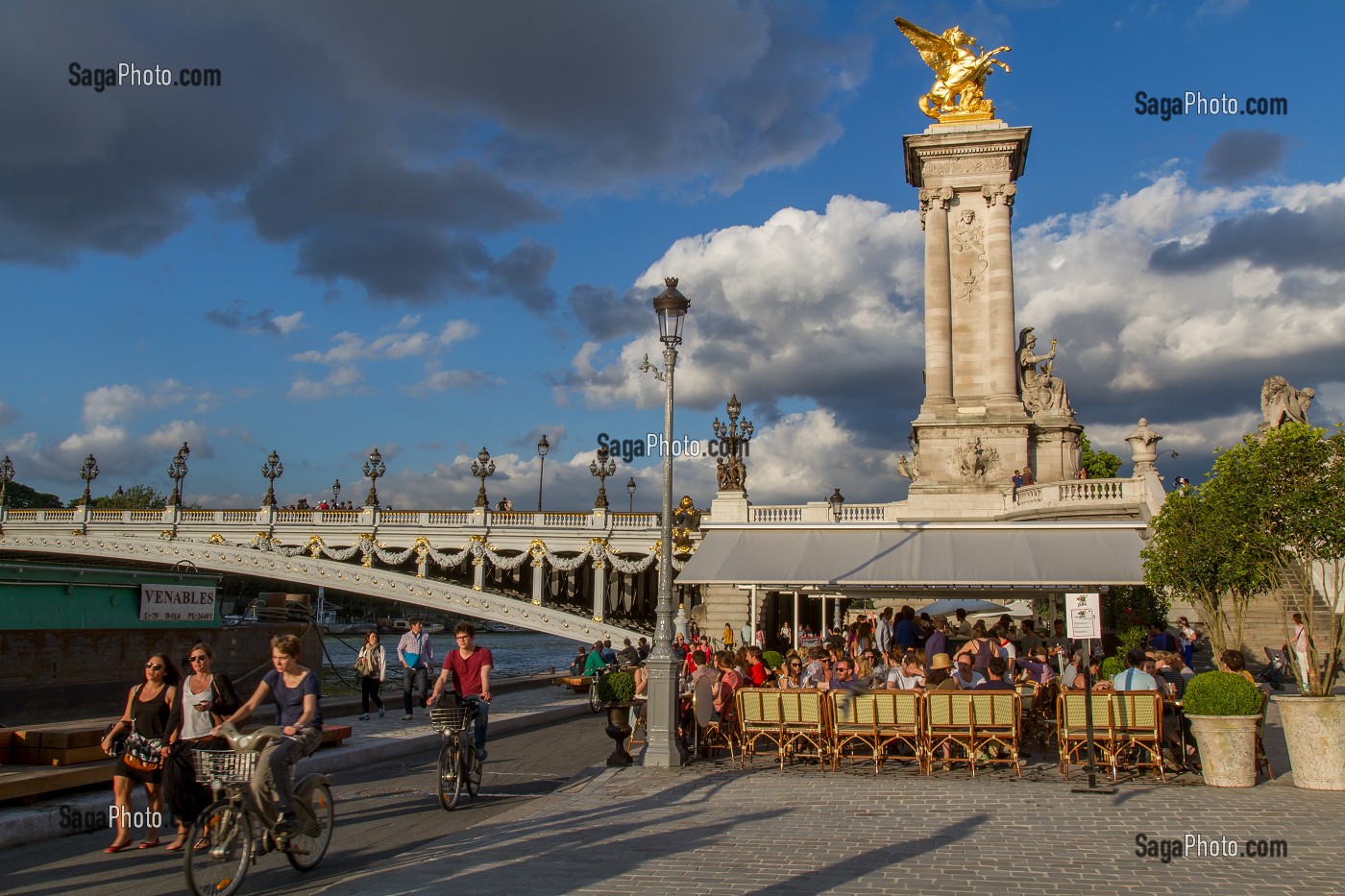 TERRASSE DE CAFE AU PIED DU PONT ALEXANDRE III, BERGES DE SEINE, AMENAGEMENT URBAIN SUR LA RIVE DROITE ET RIVE GAUCHE POUR CREER DES ESPACES D’ACTIVITES ET DE LOISIRS, 7 EME ARRONDISSEMENT, PARIS, FRANCE 