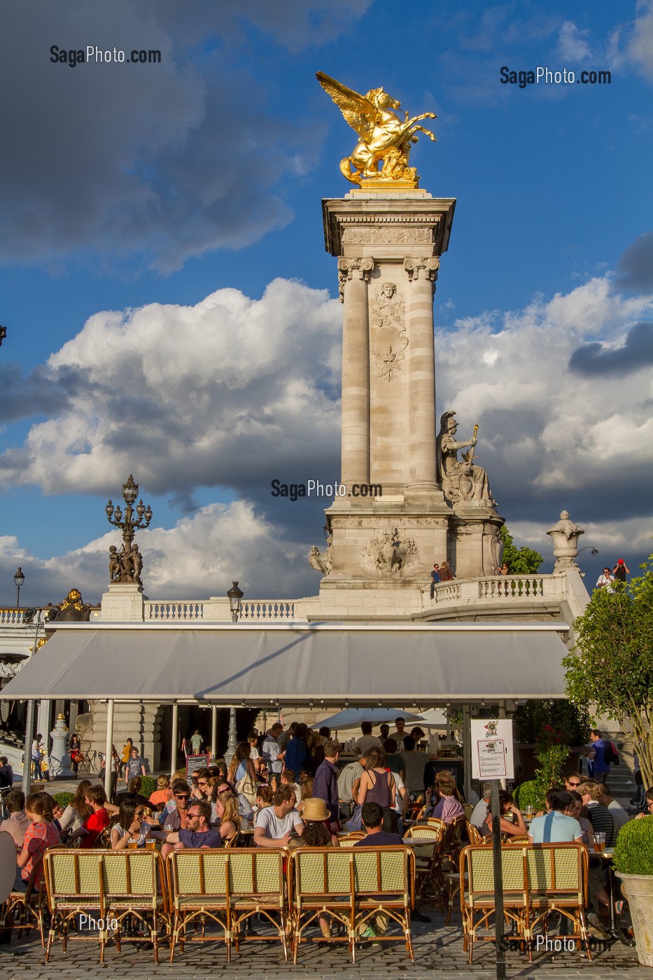 TERRASSE DE CAFE AU PIED DU PONT ALEXANDRE III, BERGES DE SEINE, AMENAGEMENT URBAIN SUR LA RIVE DROITE ET RIVE GAUCHE POUR CREER DES ESPACES D’ACTIVITES ET DE LOISIRS, 7 EME ARRONDISSEMENT, PARIS, FRANCE 