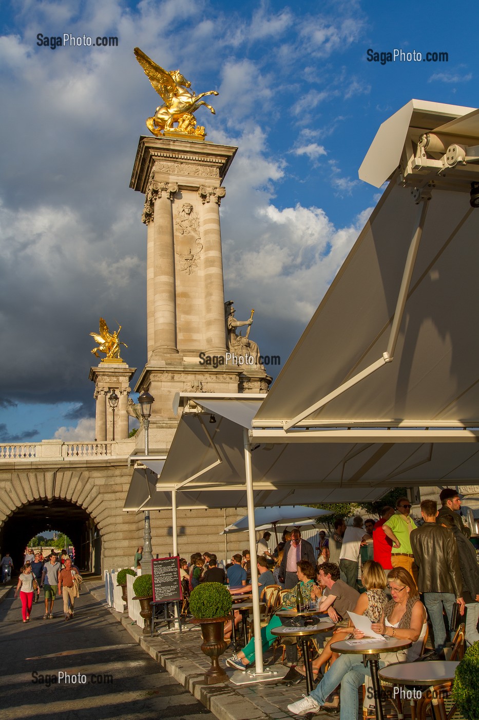 TERRASSE DE CAFE AU PIED DU PONT ALEXANDRE III, BERGES DE SEINE, AMENAGEMENT URBAIN SUR LA RIVE DROITE ET RIVE GAUCHE POUR CREER DES ESPACES D’ACTIVITES ET DE LOISIRS, 7 EME ARRONDISSEMENT, PARIS, FRANCE 