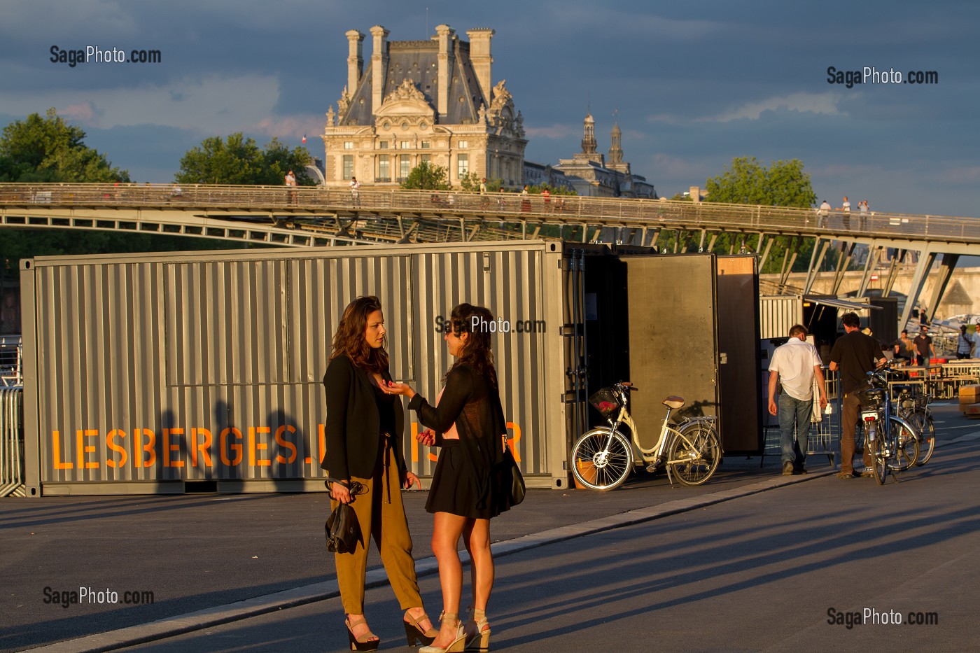 JEUNES FEMMES HYPE EN DISCUSSION, PASSERELLE LEOPOLD SEDAR SENGHOR, MUSEE DU LOUVRE, BERGES DE SEINE, AMENAGEMENT URBAIN SUR LA RIVE DROITE ET RIVE GAUCHE POUR CREER DES ESPACES D’ACTIVITES ET DE LOISIRS 7 EME ARRONDISSEMENT, PARIS, FRANCE 