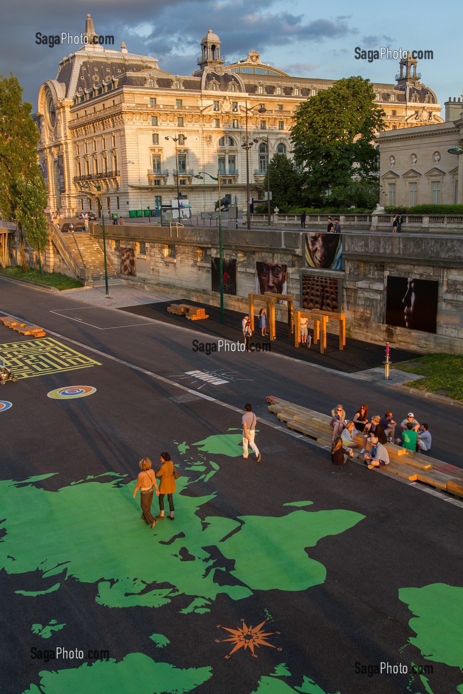 MAPPEMONDE SUR LES BERGES DE SEINE, AMENAGEMENT URBAIN SUR LA RIVE DROITE ET RIVE GAUCHE POUR CREER DES ESPACES D’ACTIVITES ET DE LOISIRS, MUSEE D’ORSAY, 7 EME ARRONDISSEMENT, PARIS, FRANCE 