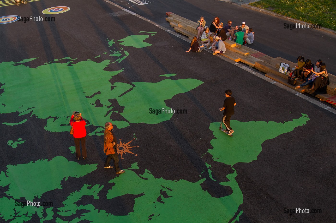 MAPPEMONDE SUR LES BERGES DE SEINE, AMENAGEMENT URBAIN SUR LA RIVE DROITE ET RIVE GAUCHE POUR CREER DES ESPACES D’ACTIVITES ET DE LOISIRS, 7 EME ARRONDISSEMENT, PARIS, FRANCE 