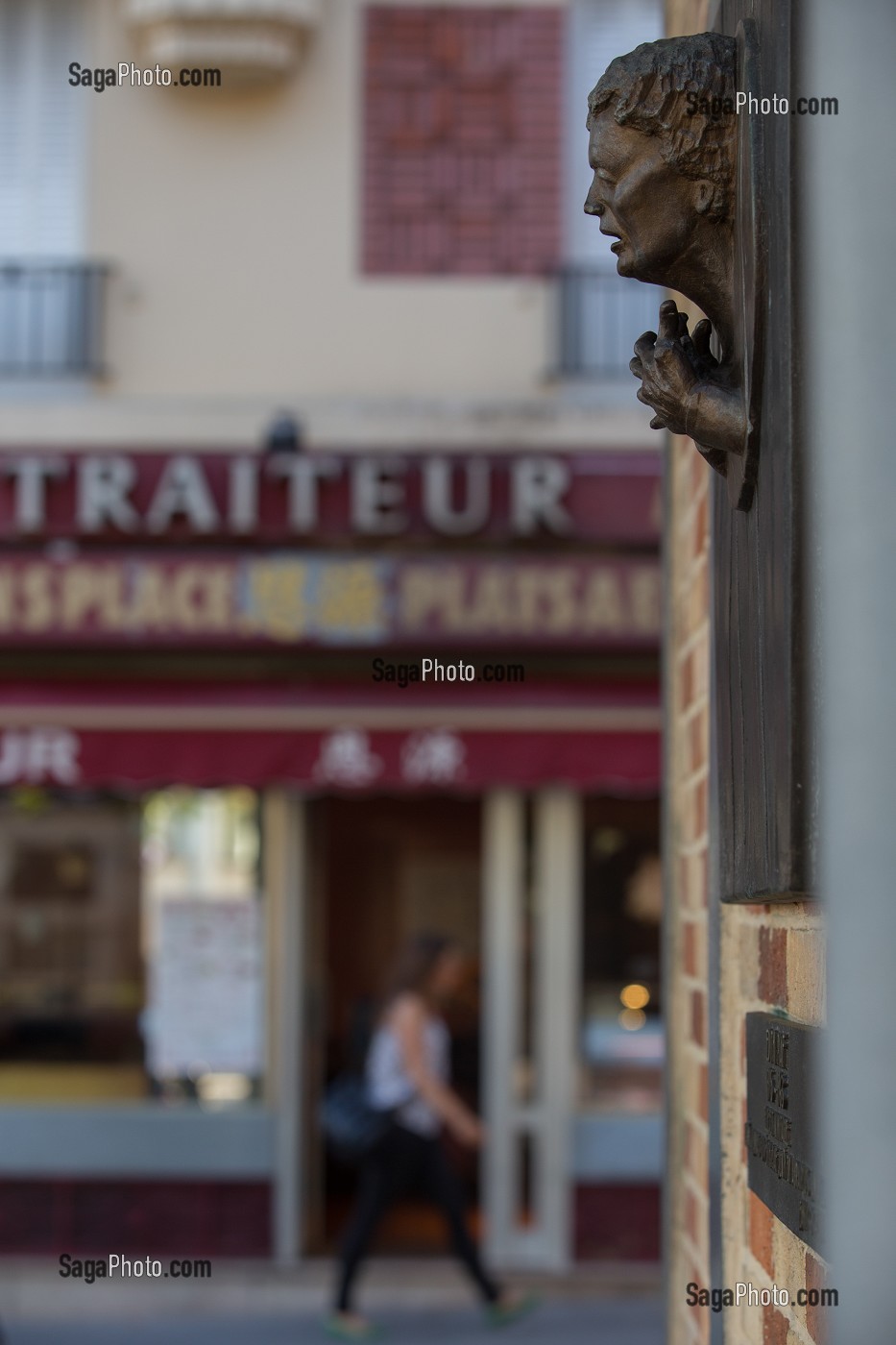 PLAQUE EN BRONZE DE L'ARTISTE DEVILLIERS, PLACE EDITH PIAF, DEDICACE DE JEAN COCTEAU, PORTE DE BAGNOLET, 20 EME ARRONDISSEMENT, PARIS (75), FRANCE 