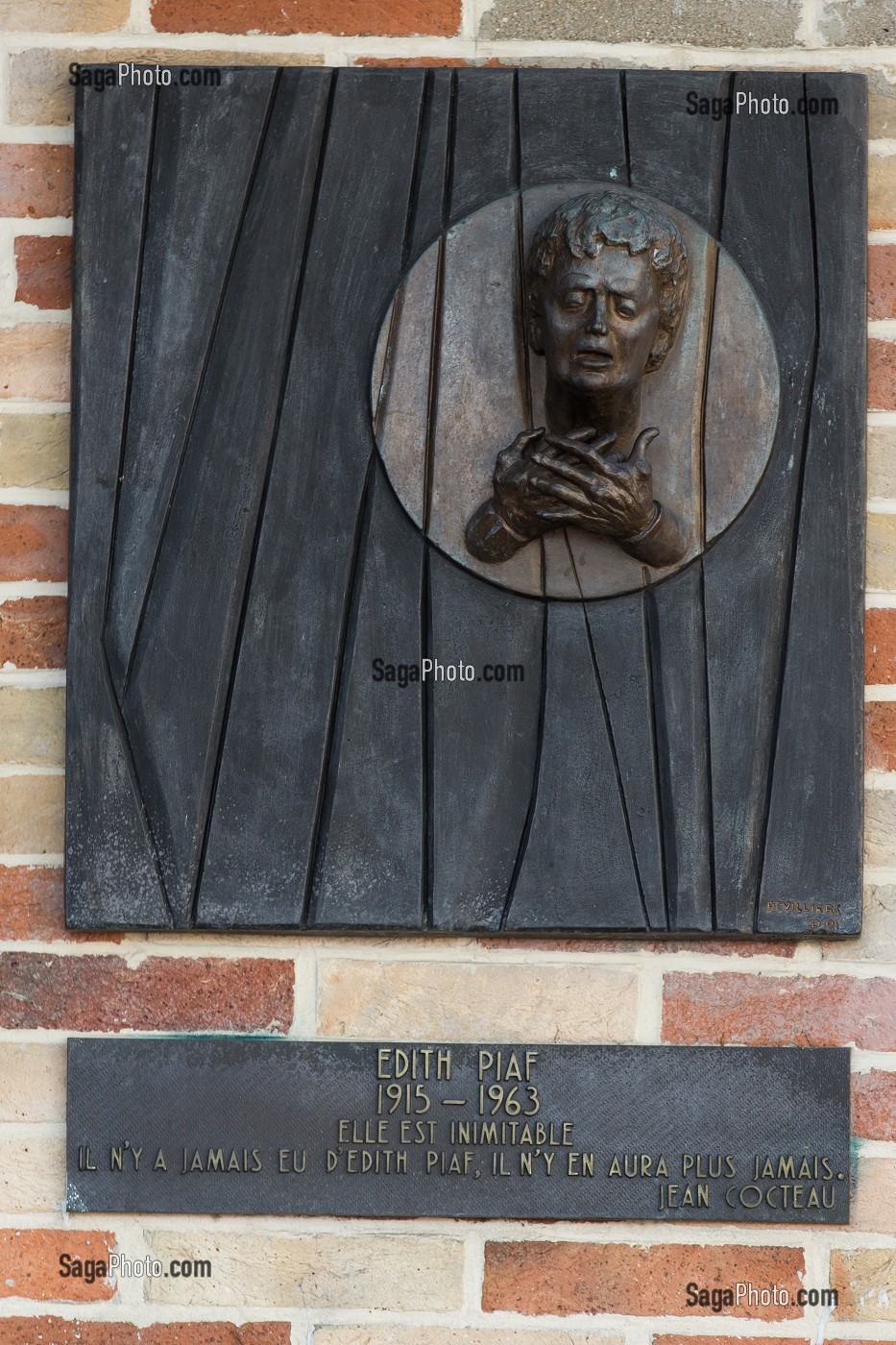 PLAQUE EN BRONZE DE L'ARTISTE DEVILLIERS, PLACE EDITH PIAF, DEDICACE DE JEAN COCTEAU, PORTE DE BAGNOLET, 20 EME ARRONDISSEMENT, PARIS (75), FRANCE 