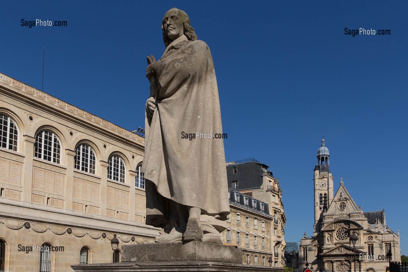 STATUE DE CORNEILLE, CELEBRE DRAMATURGE ET POETE FRANCAIS DU XVIIEME SIECLE,PLACE DU PANTHEON DEVANT LA SORBONNE ET L'EGLISE SAINT-ETIENNE-DU-MONT, 5EME ARRONDISSEMENT, PARIS (75), FRANCE 