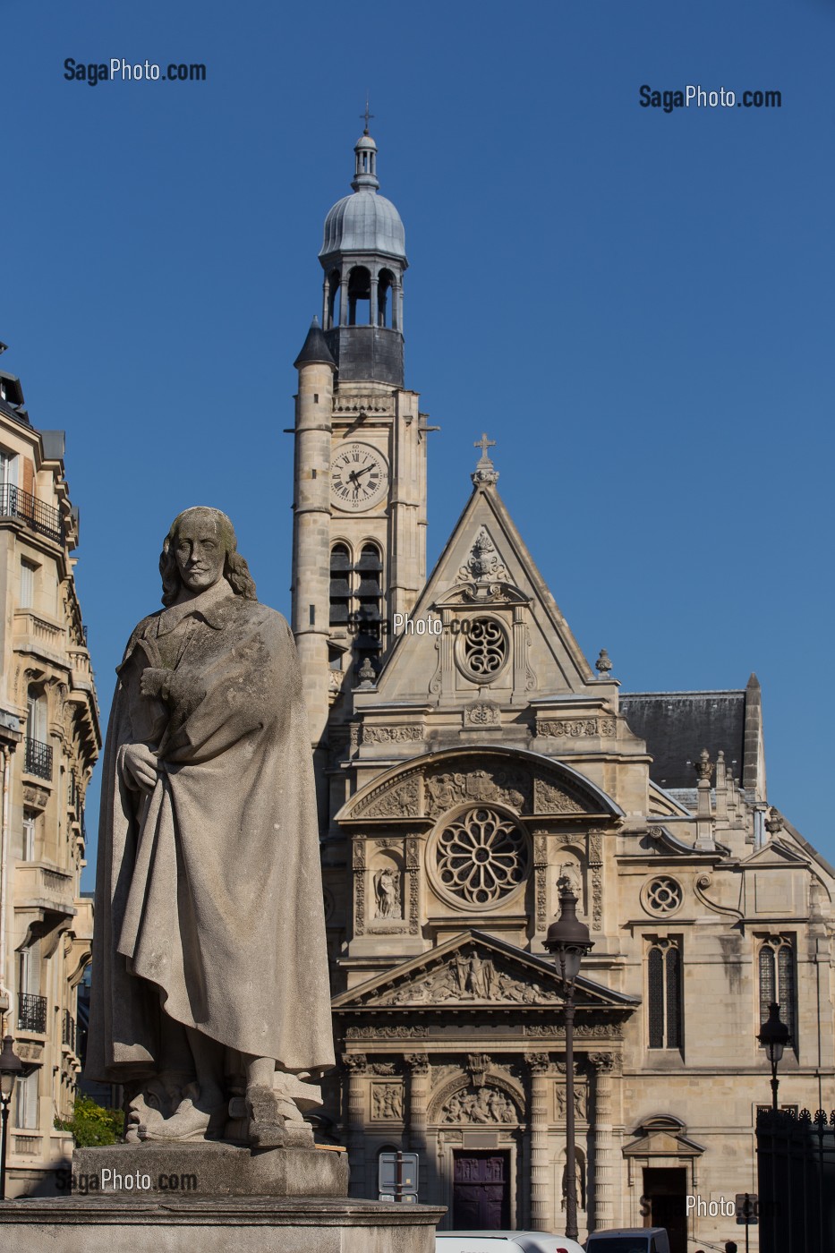 STATUE DE CORNEILLE, CELEBRE DRAMATURGE ET POETE FRANCAIS DU XVIIEME SIECLE,PLACE DU PANTHEON DEVANT LA SORBONNE ET L'EGLISE SAINT-ETIENNE-DU-MONT, 5EME ARRONDISSEMENT, PARIS (75), FRANCE 