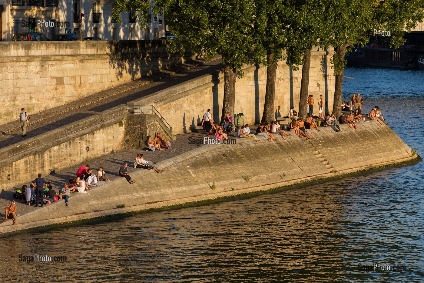 LE QUAI D'ORLEANS EST UNE VOIE QUI LONGE LA SEINE SUR L'ILE SAINT-LOUIS ET UN LIEU DE PROMENADE ET DE DETENTE POUR LES PARISIENS, 4EME ARRONDISSEMENT, PARIS (75), FRANCE 