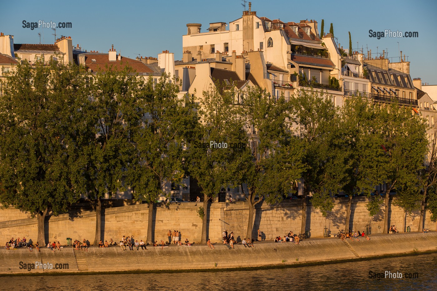 LE QUAI D'ORLEANS EST UNE VOIE QUI LONGE LA SEINE SUR L'ILE SAINT-LOUIS ET UN LIEU DE PROMENADE ET DE DETENTE POUR LES PARISIENS, 4EME ARRONDISSEMENT, PARIS (75), FRANCE 