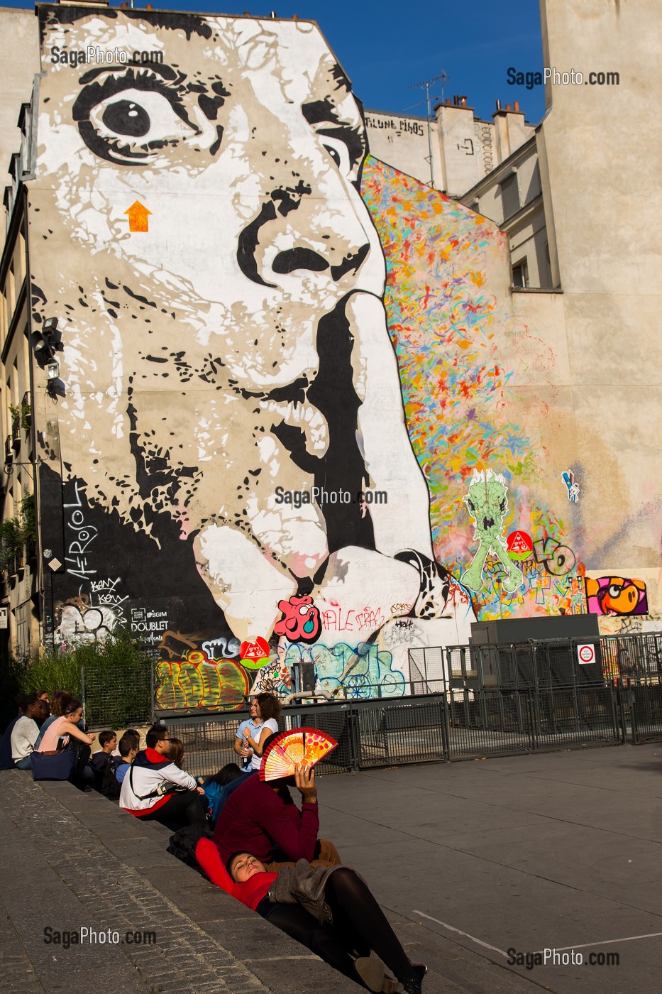 ESPLANADE DEVANT FONTAINE STRAVINSKY, OEUVRE CONJOINTE DE JEAN TINGUELY ET NIKI DE SAINT PHALLE, (1983), 4EME ARRONDISSEMENT, PARIS (75), ILE-DE-FRANCE, FRANCE 