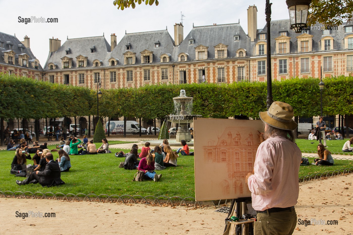 LA PLACE DES VOSGES EST SITUEE DANS LE QUARTIER DU MARAIS ENTRE LE 3EME ET LE 4EME ARRONDISSEMENT, ELLE EST LA PLUS ANCIENNE PLACE DE PARIS, PARIS (75), ILE-DE-FRANCE, FRANCE 
