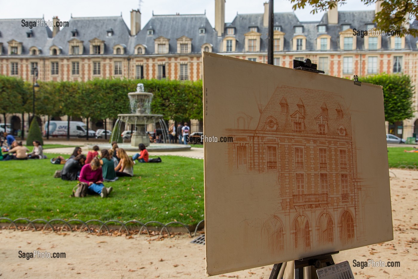 LA PLACE DES VOSGES EST SITUEE DANS LE QUARTIER DU MARAIS ENTRE LE 3EME ET LE 4EME ARRONDISSEMENT, ELLE EST LA PLUS ANCIENNE PLACE DE PARIS, PARIS (75), ILE-DE-FRANCE, FRANCE 