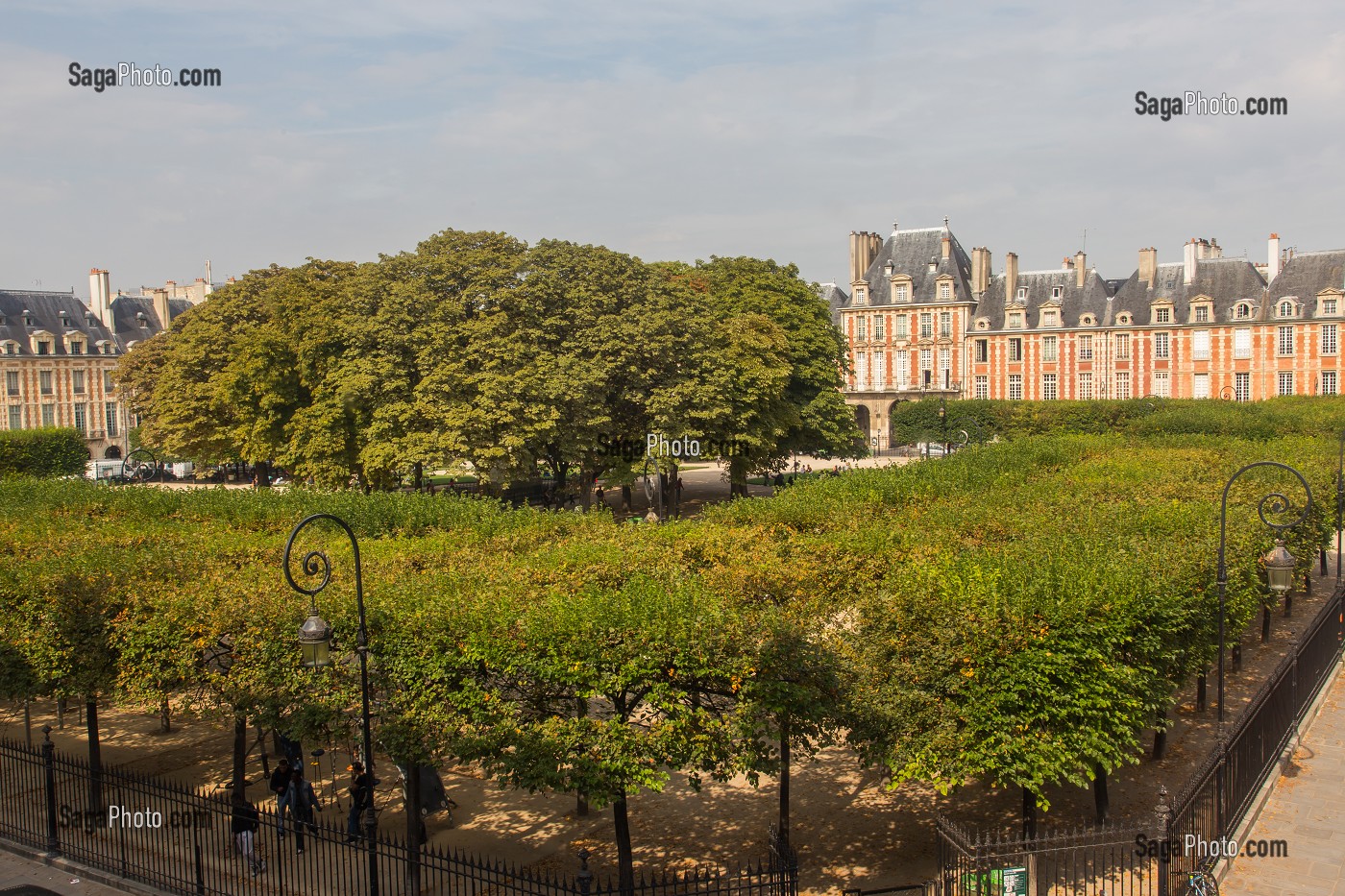 LA PLACE DES VOSGES AVEC LE SQUARE LOUIS XIII AU CENTRE EST SITUEE DANS LE QUARTIER DU MARAIS ENTRE LE 3EME ET LE 4EME ARRONDISSEMENT, ELLE EST LA PLUS ANCIENNE PLACE DE PARIS, PARIS (75), ILE-DE-FRANCE, FRANCE 