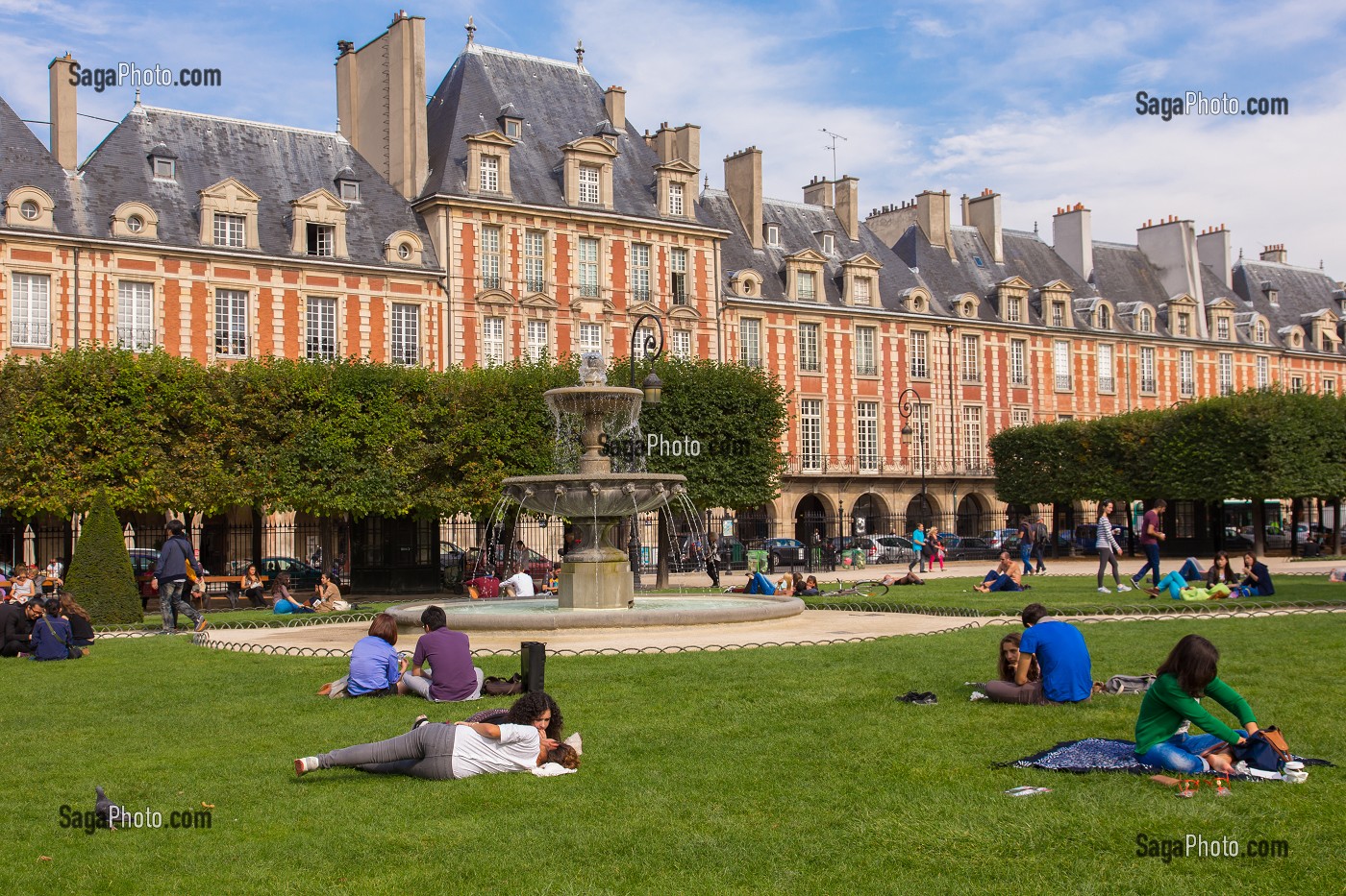 LA PLACE DES VOSGES EST SITUEE DANS LE QUARTIER DU MARAIS ENTRE LE 3EME ET LE 4EME ARRONDISSEMENT, ELLE EST LA PLUS ANCIENNE PLACE DE PARIS, PARIS (75), ILE-DE-FRANCE, FRANCE 
