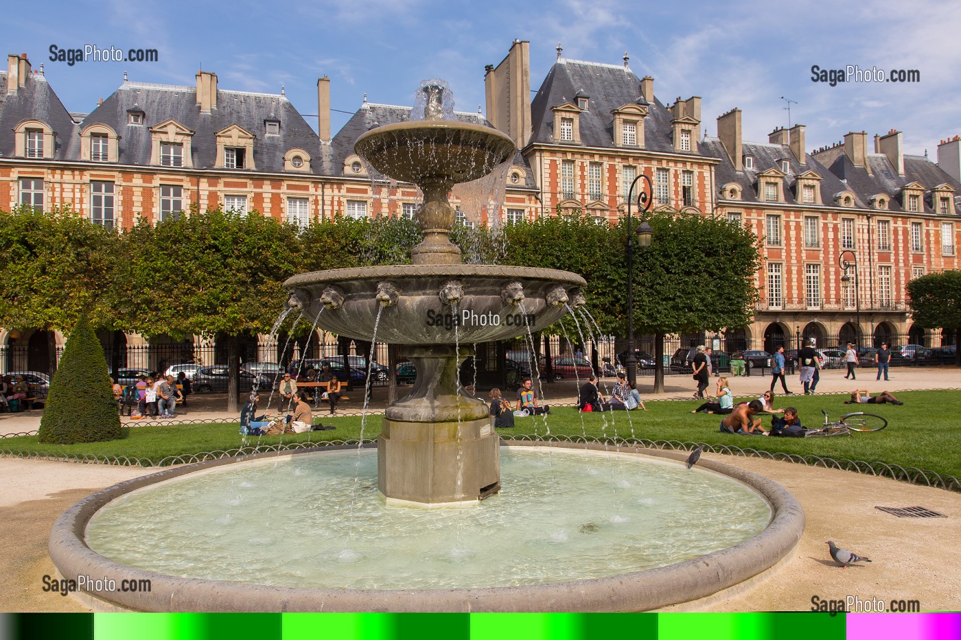 LA PLACE DES VOSGES EST SITUEE DANS LE QUARTIER DU MARAIS ENTRE LE 3EME ET LE 4EME ARRONDISSEMENT, ELLE EST LA PLUS ANCIENNE PLACE DE PARIS, LES FONTAINES SONT  ALIMENTEES PAR L'OURCQ, PARIS (75), ILE-DE-FRANCE, FRANCE 