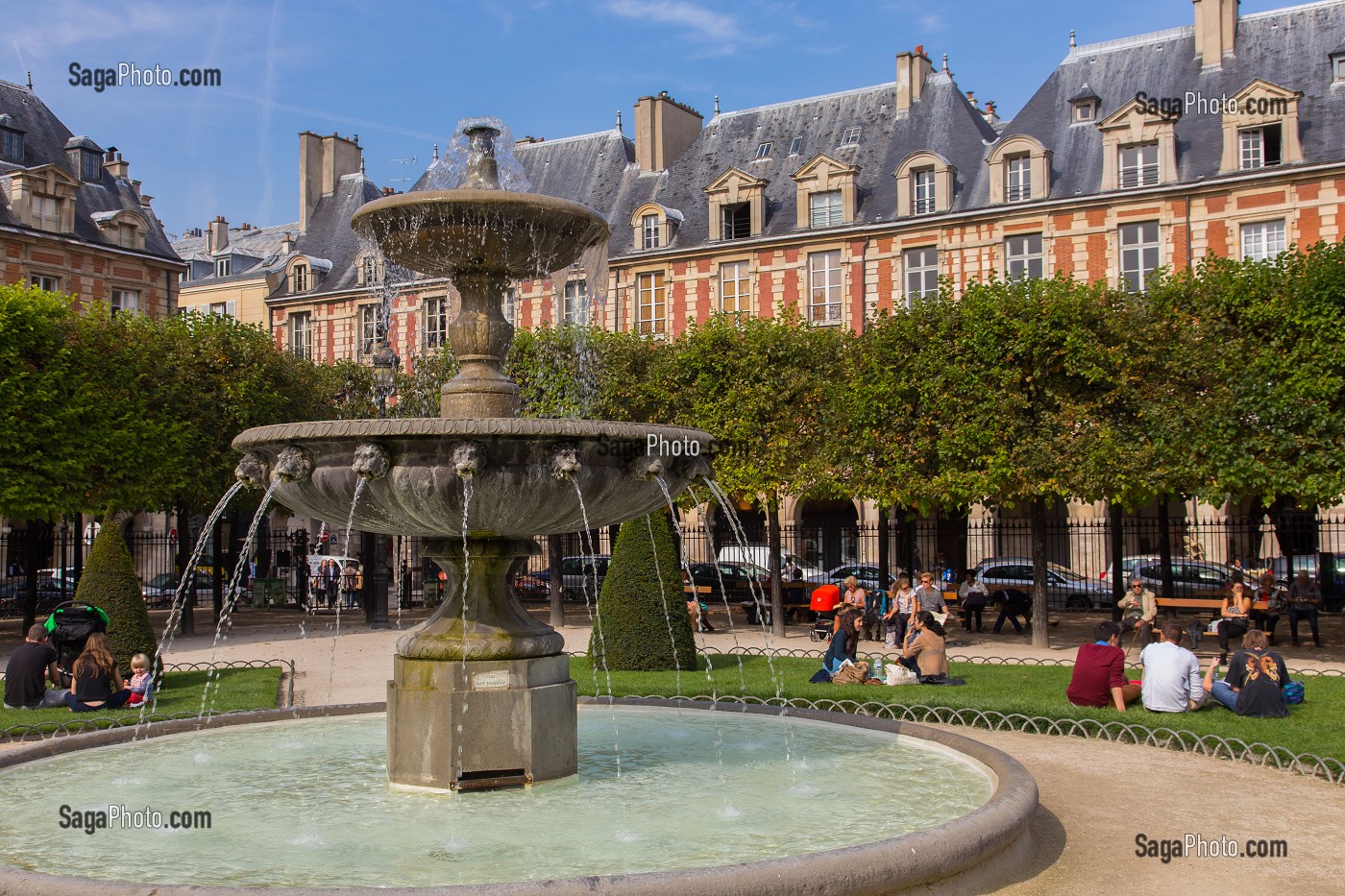 LA PLACE DES VOSGES EST SITUEE DANS LE QUARTIER DU MARAIS ENTRE LE 3EME ET LE 4EME ARRONDISSEMENT, ELLE EST LA PLUS ANCIENNE PLACE DE PARIS, LES FONTAINES SONT  ALIMENTEES PAR L'OURCQ, PARIS (75), ILE-DE-FRANCE, FRANCE 