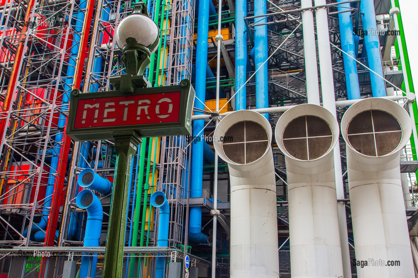 LE CENTRE GEORGES POMPIDOU (CNAC), APPELE AUSSI CENTRE BEAUBOURG OU CENTRE POMPIDOU, PROPOSE DES COLLECTIONS D'ART MODERNE, DE DESIGN, DE PHOTOGRAPHIE, D'ARTS GRAPHIQUES, 4EME ARRONDISSEMENT, PARIS (75), ILE-DE-FRANCE, FRANCE 