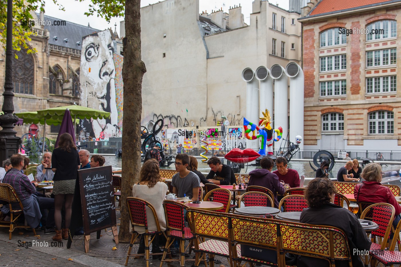 TERRASSE DE CAFE PRES DU CENTRE GEORGES POMPIDOU ET DE LA FONTAINE STRAVINSKY, 4EME ARRONDISSEMENT, PARIS (75), ILE-DE-FRANCE, FRANCE 
