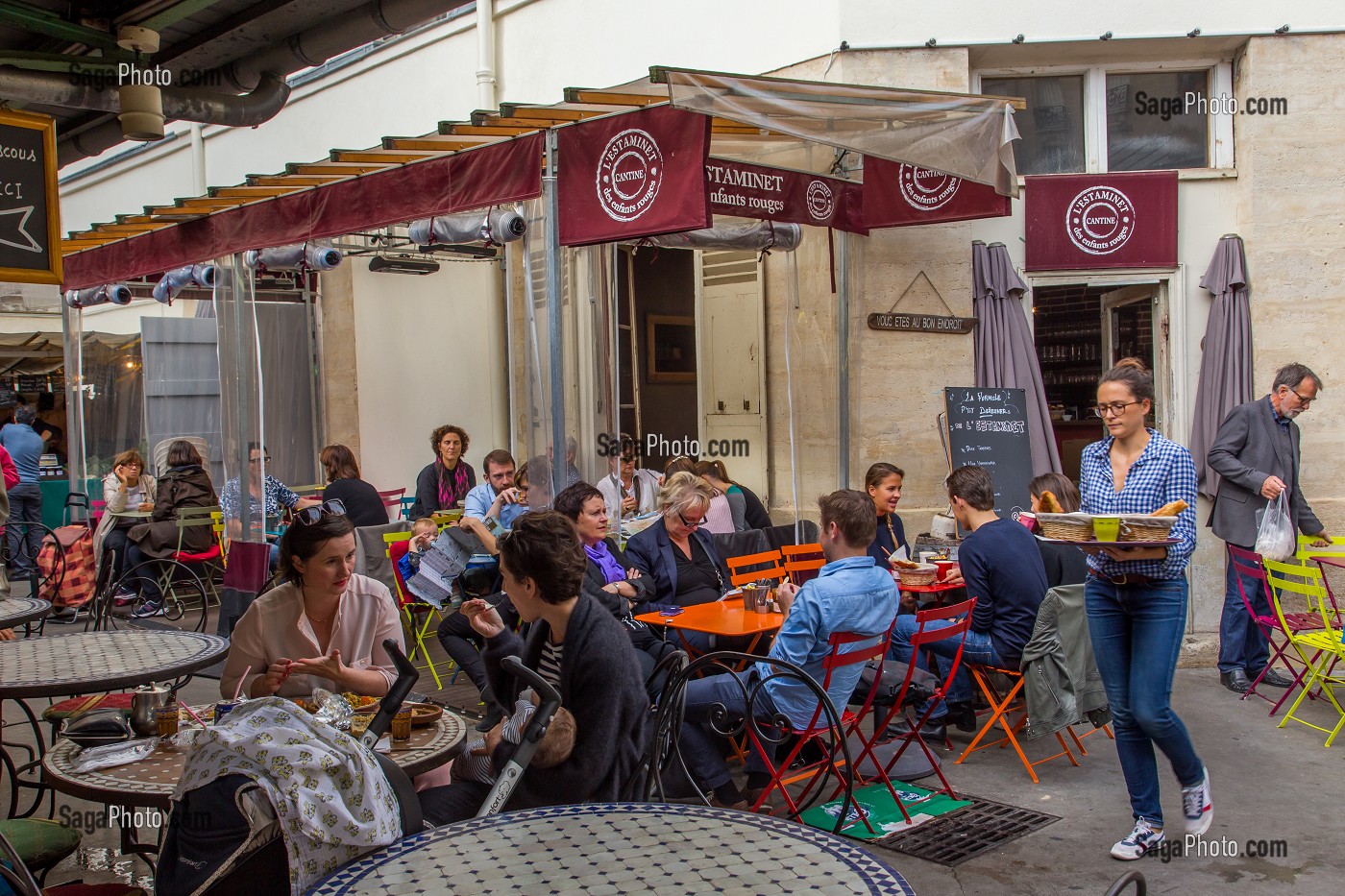 TERRASSE DE CAFE AU MARCHE COUVERT DES ENFANTS ROUGES, LE PLUS VIEUX MARCHE COUVERT DE PARIS, 3EME ARRONDISSEMENT, PARIS (75), ILE-DE-FRANCE, FRANCE 