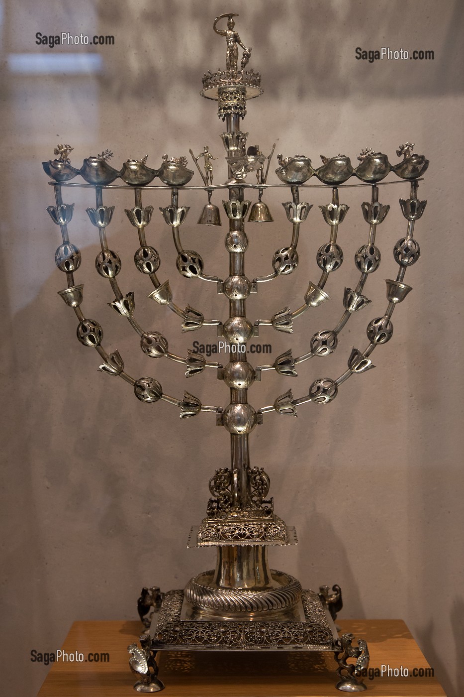 CHANDELIER DE HANOUCA, JOHANN MICHAEL SCHULER, XVIIEME SIECLE, MUSEE D'ART ET D'HISTOIRE DU JUDAISME INSTALLE DANS L'HOTEL DE SAINT-AIGNAN, 3EME ARRONDISSEMENT, PARIS (75), ILE-DE-FRANCE, FRANCE 