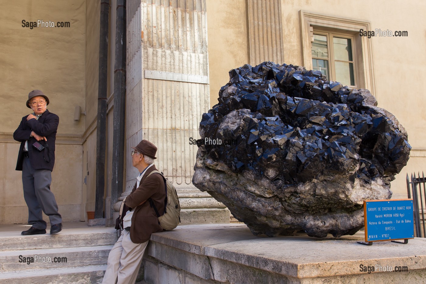 GROUPE DE CRISTAUX DE QUARTZ NOIR PESANT 4050KG ET PROVENANT DU BRESIL, TOURISTE JAPONAIS, JARDIN DES PLANTES, RUE CUVIER, 5 EME ARRONDISSEMENT, PARIS (75), ILE-DE-FRANCE, FRANCE 