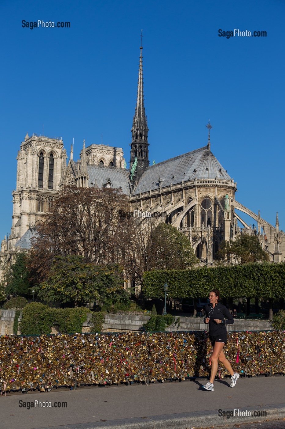 JOGGEUSE ET CADENAS D'AMOUR SUR LE PONT DE L'ARCHEVECHE PRES DE LA CATHEDRALE NOTRE-DAME DE PARIS, 4 EME ARRONDISSEMENT, PARIS (75), FRANCE 