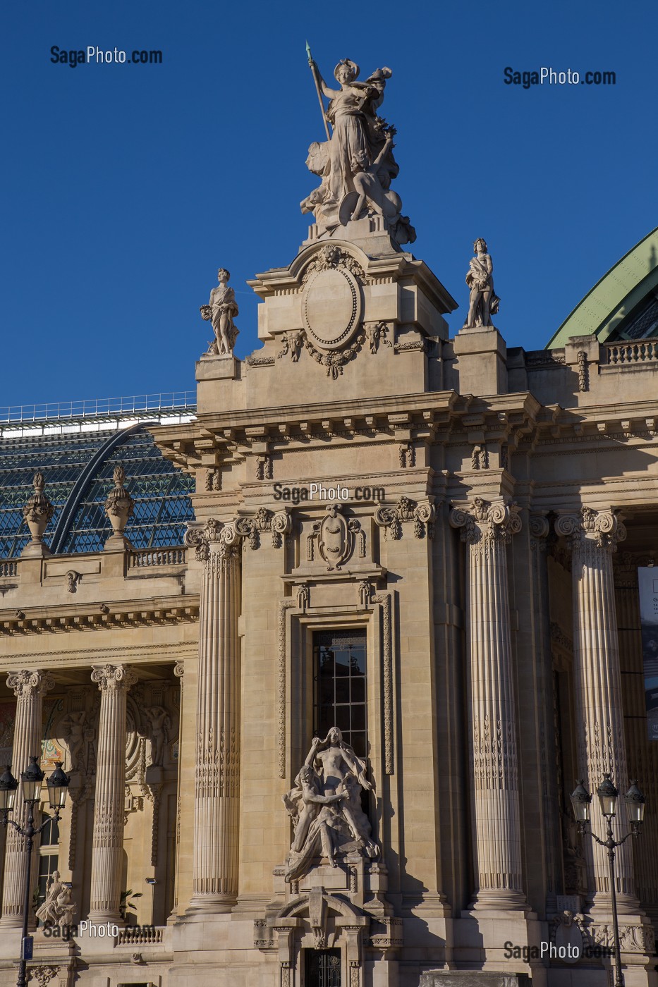 LE GRAND PALAIS EST UN MONUMENT DEDIE A LA CULTURE, IL FUT EDIFIE A LA FIN DU 19 EME SIECLE POUR L'EXPOSITION UNIVERSELLE DE 1900, IL ABRITE AUJOURD'HUI DE NOMBREUX SALONS ET EXPOSITIONS PRESTIGIEUSES, 8 EME ARRONDISSEMENT, PARIS (75), ILE-DE-FRANCE, FRANCE 