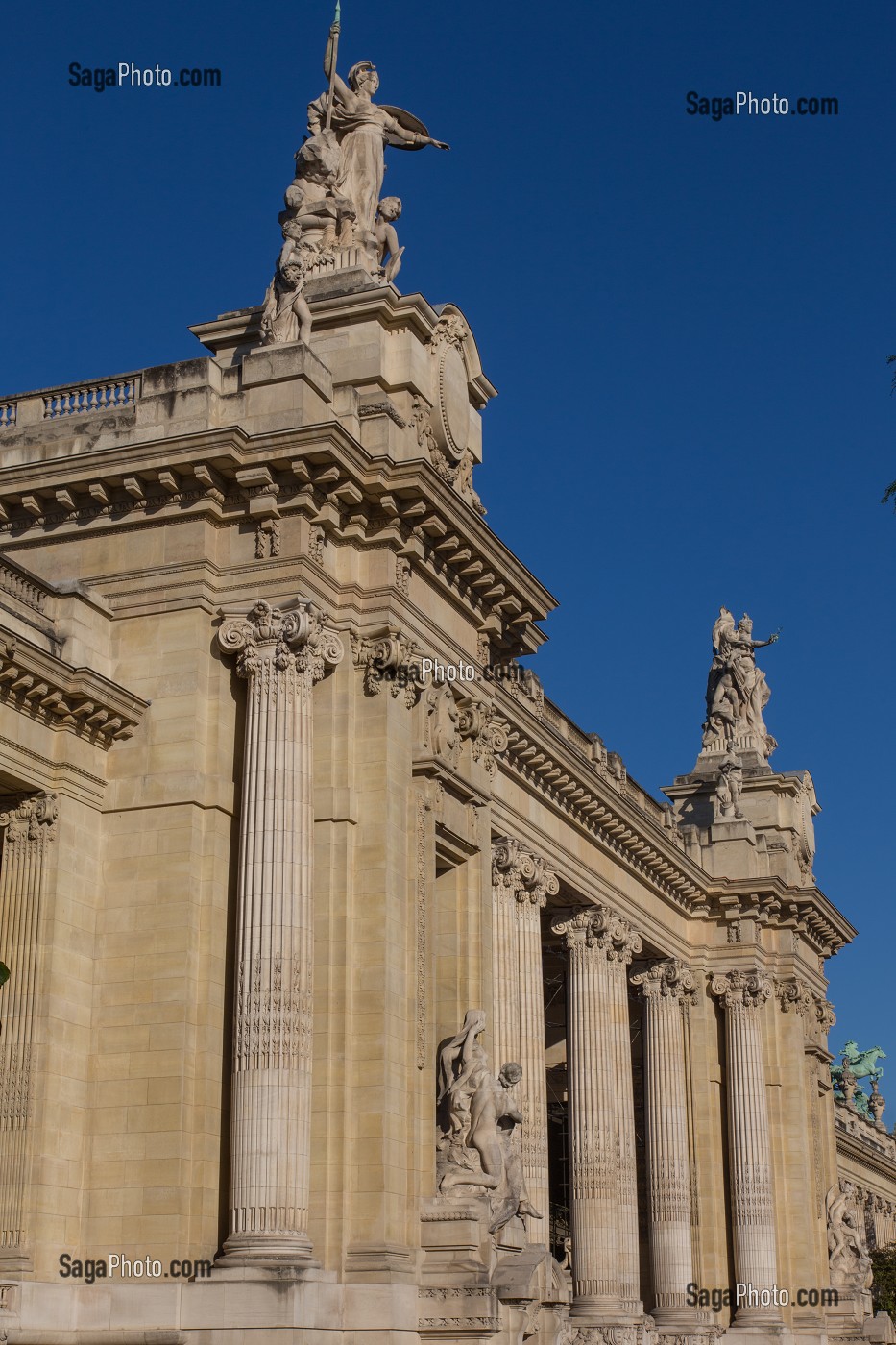 LE GRAND PALAIS EST UN MONUMENT DEDIE A LA CULTURE, IL FUT EDIFIE A LA FIN DU 19 EME SIECLE POUR L'EXPOSITION UNIVERSELLE DE 1900, IL ABRITE AUJOURD'HUI DE NOMBREUX SALONS ET EXPOSITIONS PRESTIGIEUSES, 8 EME ARRONDISSEMENT, PARIS (75), ILE-DE-FRANCE, FRANCE 