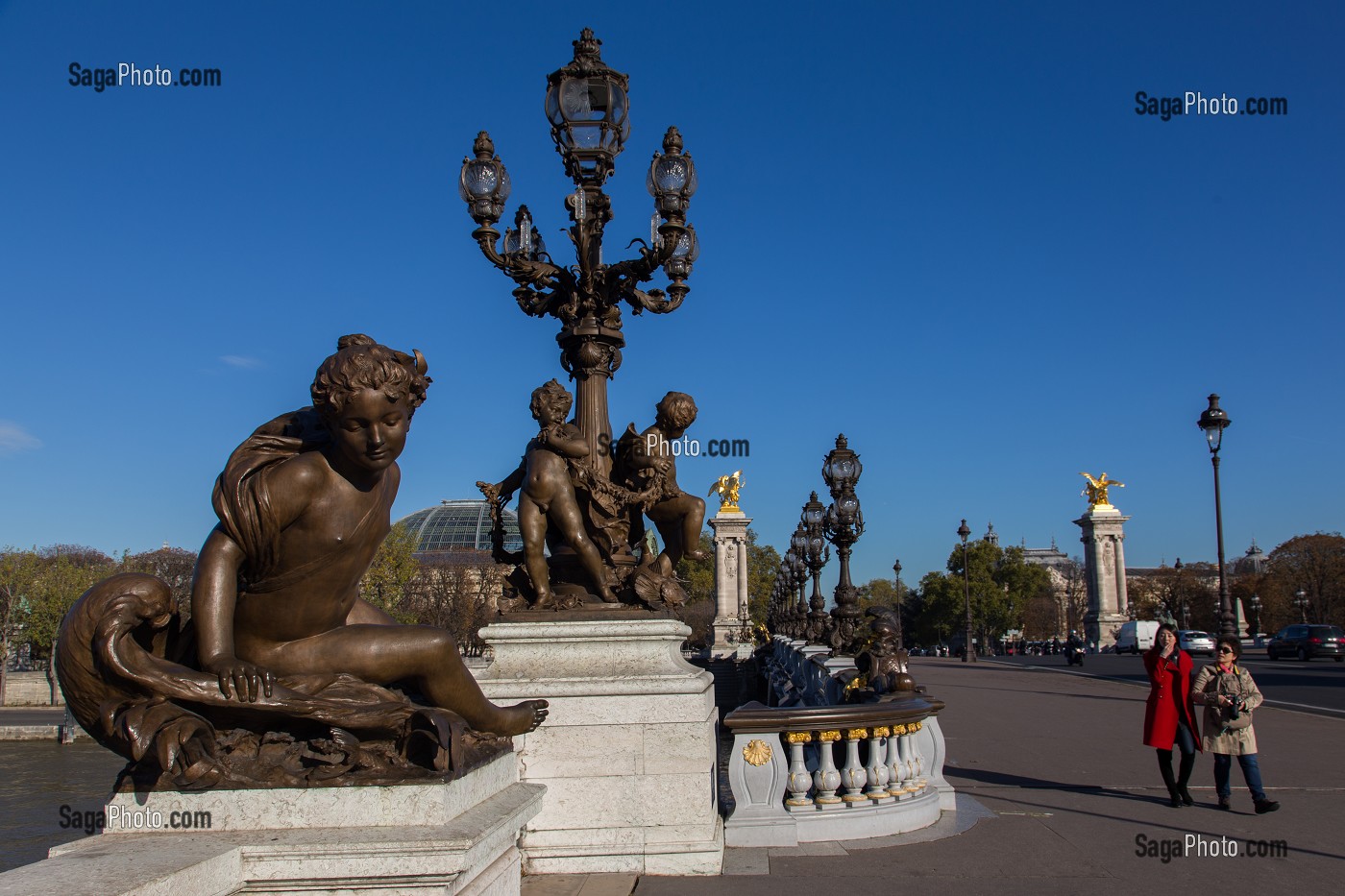 STATUE DE NEREIDE ET RONDE D'AMOURS, DETAIL DU PONT ALEXANDRE III QUI RELIE L'ESPLANADE DES INVALIDES A L'AVENUE W. CHURCHILL, IL FUT CONSTRUIT POUR L'EXPOSITION UNIVERSELLE DE 1900, 8 EME ARRONDISSEMENT, PARIS (75), ILE-DE-FRANCE, FRANCE 