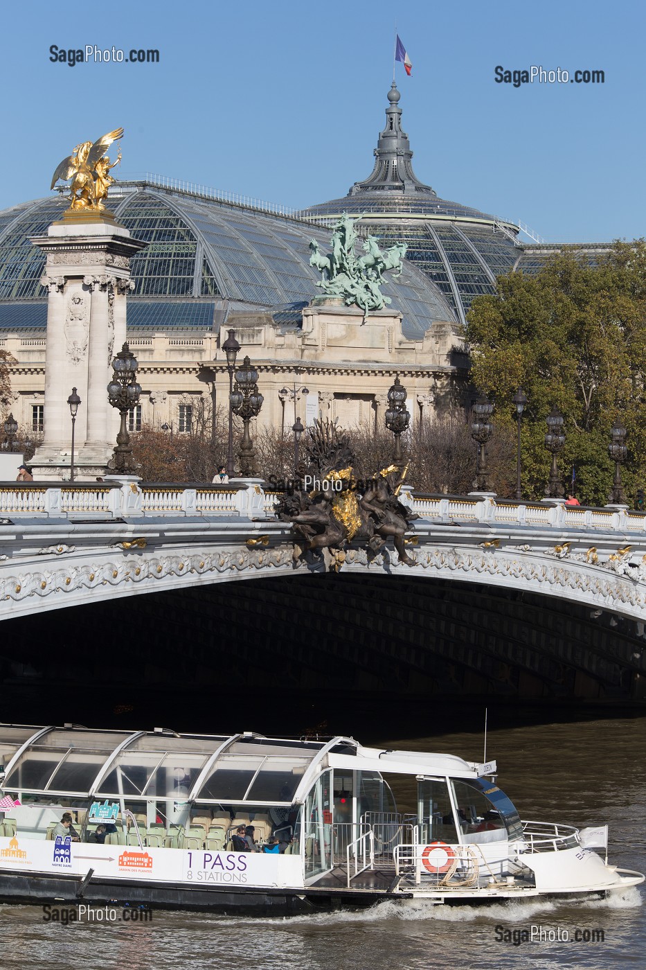 LE PONT ALEXANDRE III RELIE L'ESPLANADE DES INVALIDES A L'AVENUE W. CHURCHILL, IL FUT CONSTRUIT POUR L'EXPOSITION UNIVERSELLE DE 1900, 8 EME ARRONDISSEMENT, PARIS (75), ILE-DE-FRANCE, FRANCE 