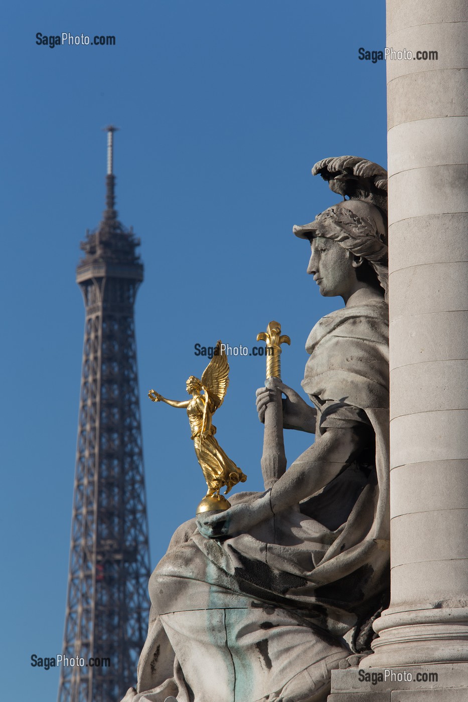 SCULPTURE DE LA FRANCE DE LOUIS XIV PAR LAURENT MARQUESTE, DETAIL DUPONT ALEXANDRE III QUI RELIE L'ESPLANADE DES INVALIDES A L'AVENUE W. CHURCHILL, IL FUT CONSTRUIT POUR L'EXPOSITION UNIVERSELLE DE 1900, 8 EME ARRONDISSEMENT, PARIS (75), ILE-DE-FRANCE, FRANCE 