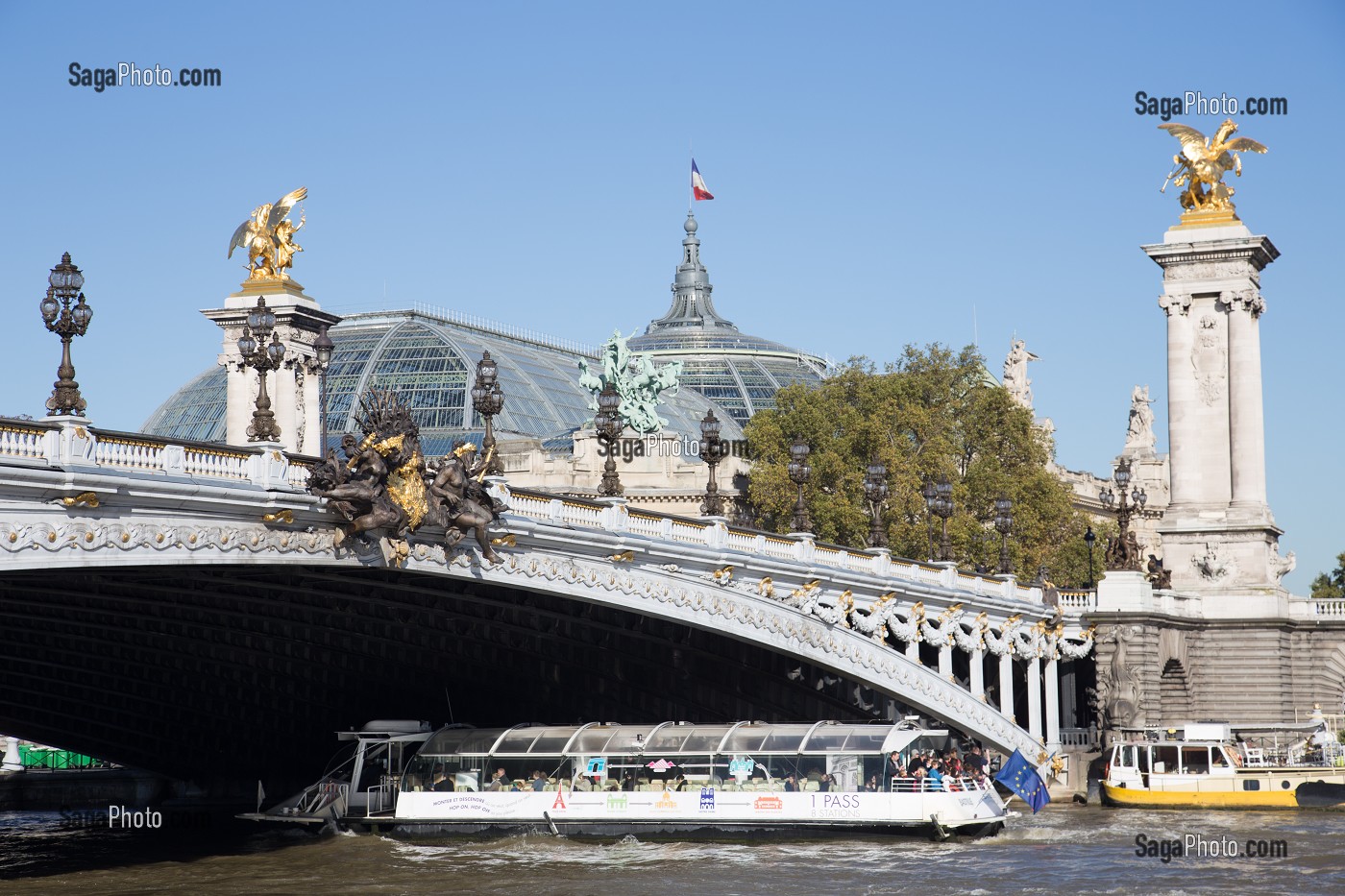 LE PONT ALEXANDRE III RELIE L'ESPLANADE DES INVALIDES A L'AVENUE W. CHURCHILL, IL FUT CONSTRUIT POUR L'EXPOSITION UNIVERSELLE DE 1900, 8 EME ARRONDISSEMENT, PARIS (75), ILE-DE-FRANCE, FRANCE 