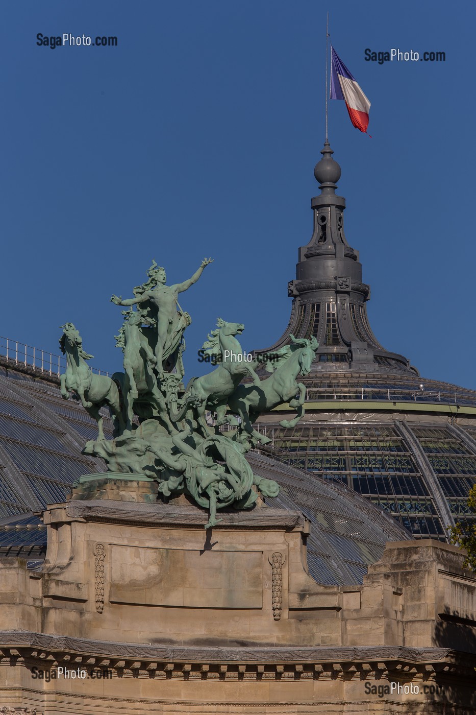 SCULPTURE ORNANT LE GRAND PALAIS, L'HARMONIE TRIOMPHANT DE LA DISCORDE, LE GRAND PALAIS EST UN MONUMENT DEDIE A LA CULTURE, IL FUT EDIFIE A LA FIN DU 19 EME SIECLE POUR L'EXPOSITION UNIVERSELLE DE 1900, IL ABRITE AUJOURD'HUI DE NOMBREUX SALONS ET EXPOSITIONS PRESTIGIEUSES, 8 EME ARRONDISSEMENT, PARIS (75), ILE-DE-FRANCE, FRANCE 