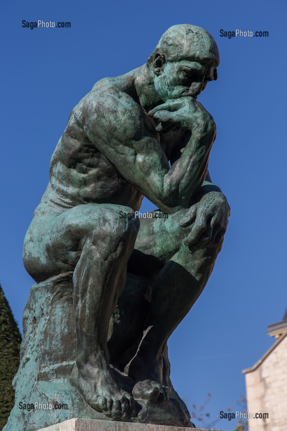 LE PENSEUR, PAR AUGUSTE RODIN, DANS LES JARDINS DU MUSEE, CREE EN 1916 A L'INITIATIVE D'AUGUSTE RODIN, LE MUSEE EST SITUE A L'HOTEL BIRON, HOTEL PARTICULIER DU 18 EME SIECLE, 7 EME ARRONDISSEMENT, PARIS (75), ILE-DE-FRANCE, FRANCE 