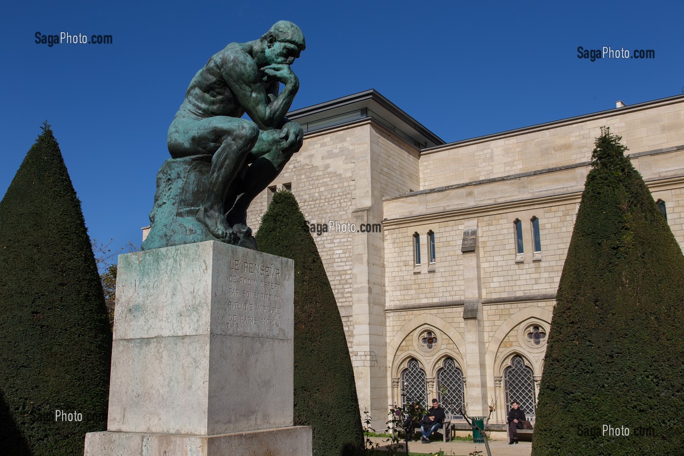 LE PENSEUR, PAR AUGUSTE RODIN, DANS LES JARDINS DU MUSEE, CREE EN 1916 A L'INITIATIVE D'AUGUSTE RODIN, LE MUSEE EST SITUE A L'HOTEL BIRON, HOTEL PARTICULIER DU 18 EME SIECLE, 7 EME ARRONDISSEMENT, PARIS (75), ILE-DE-FRANCE, FRANCE 