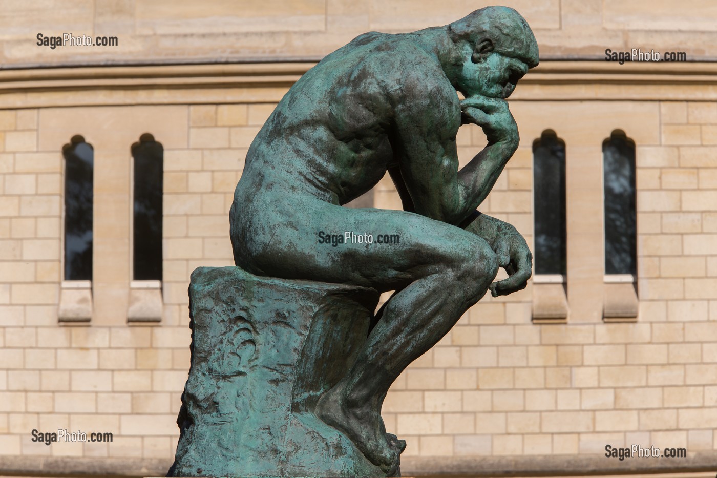 LE PENSEUR, PAR AUGUSTE RODIN, DANS LES JARDINS DU MUSEE, CREE EN 1916 A L'INITIATIVE D'AUGUSTE RODIN, LE MUSEE EST SITUE A L'HOTEL BIRON, HOTEL PARTICULIER DU 18 EME SIECLE, 7 EME ARRONDISSEMENT, PARIS (75), ILE-DE-FRANCE, FRANCE 