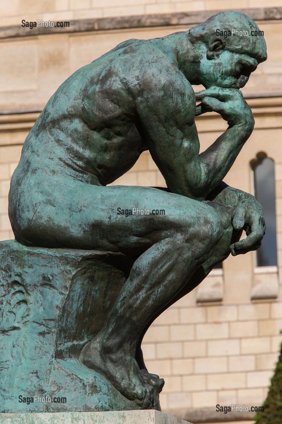 LE PENSEUR, PAR AUGUSTE RODIN, DANS LES JARDINS DU MUSEE, CREE EN 1916 A L'INITIATIVE D'AUGUSTE RODIN, LE MUSEE EST SITUE A L'HOTEL BIRON, HOTEL PARTICULIER DU 18 EME SIECLE, 7 EME ARRONDISSEMENT, PARIS (75), ILE-DE-FRANCE, FRANCE 