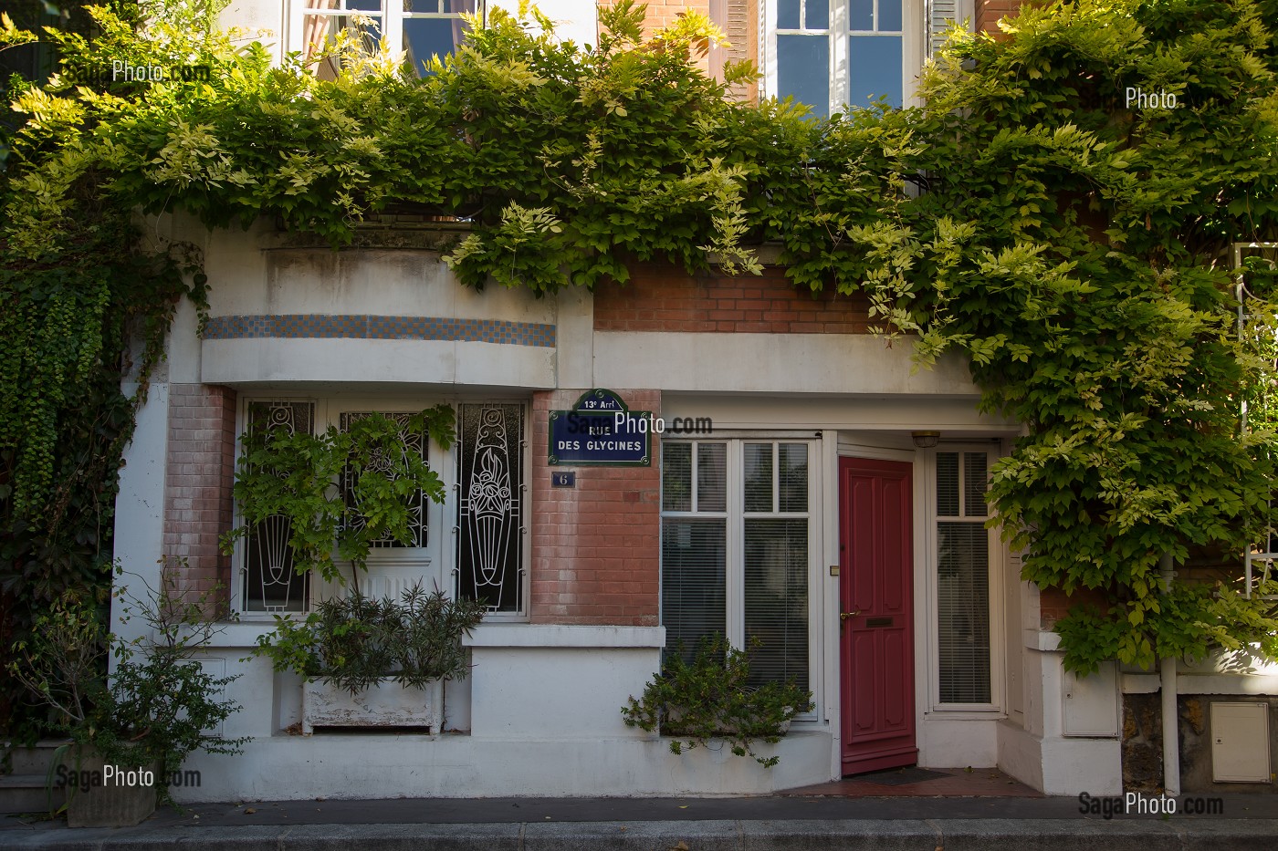 RUE DES GLYCINES, LA CITE FLORALE EST UN PETIT QUARTIER CONSTITUE DE MAISONS INDIVIDUELLES SITUEES DANS DES RUELLES PORTANT DES NOMS DE FLEURS, 13 EME ARRONDISSEMENT, PARIS (75), ILE-DE-FRANCE, FRANCE 