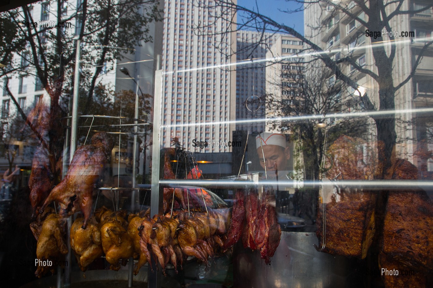 REFLET DES TOURS DES OLYMPIADES, RESTAURANT CHINOIS A CHINATOWN, QUARTIER CHINOIS, 13 EME ARRONDISSEMENT, PARIS (75), ILE-DE-FRANCE, FRANCE 