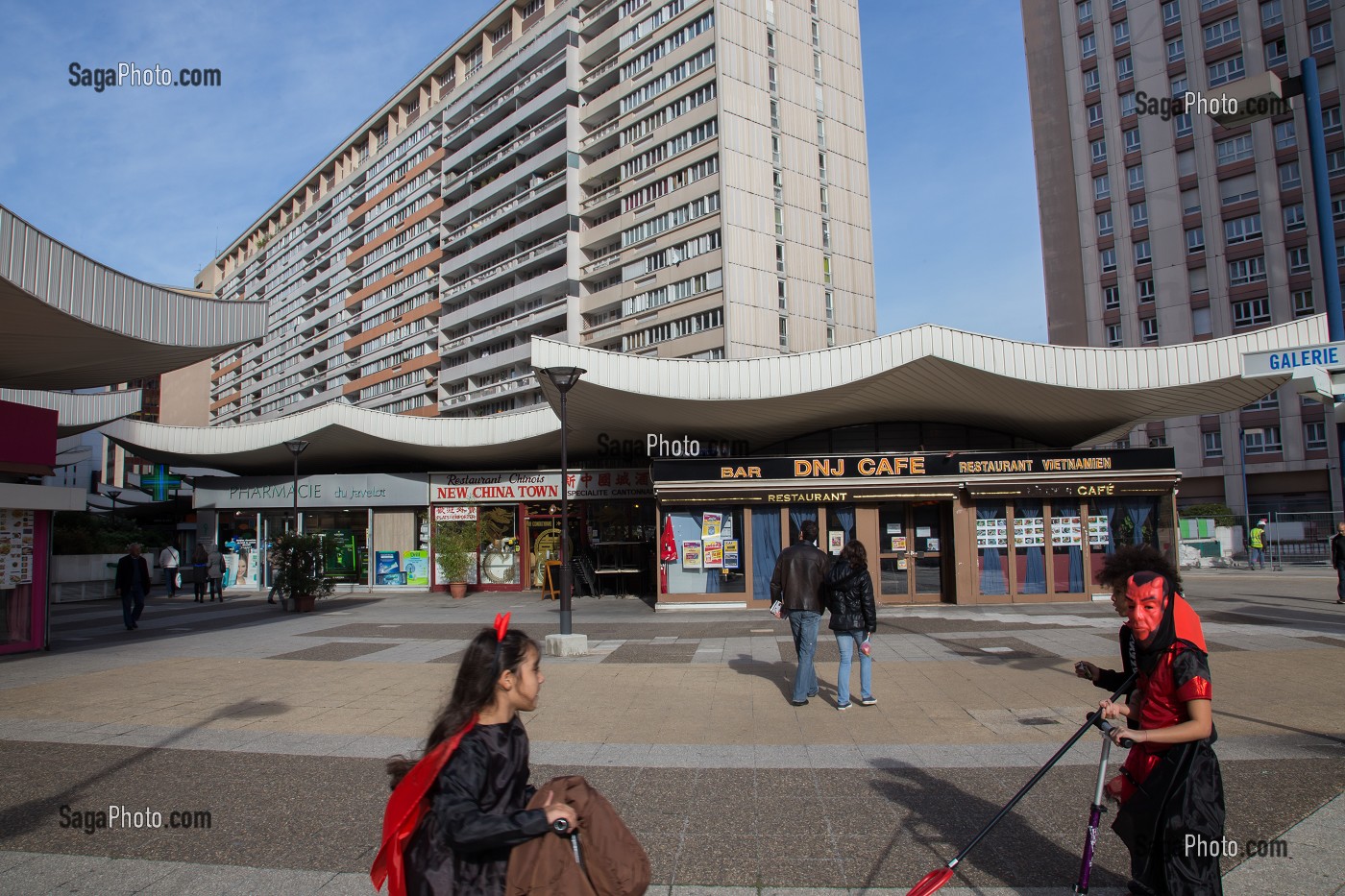 ENFANTS FETANT HALLOWEEN SUR LA DALLE DES OLYMPIADES, CHINATOWN, QUARTIER CHINOIS, 13 EME ARRONDISSEMENT, PARIS (75), ILE-DE-FRANCE, FRANCE 