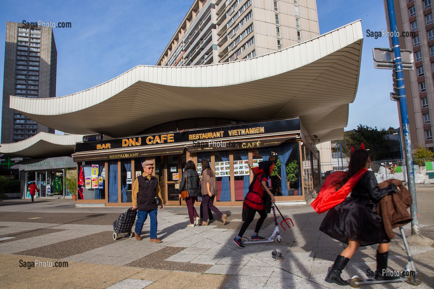 ENFANTS FETANT HALLOWEEN SUR LA DALLE DES OLYMPIADES, CHINATOWN, QUARTIER CHINOIS, 13 EME ARRONDISSEMENT, PARIS (75), ILE-DE-FRANCE, FRANCE 