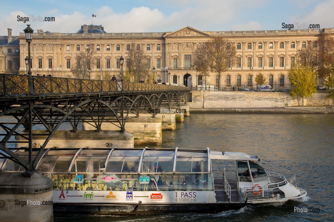 BATOBUS PASSANT SOUS LE PONT DES ARTS QUI RELIE LES QUAIS MALAQUAIS ET CONTI AU NIVEAU DE L'INSTITUT DE FRANCE, AUX QUAIS FRANCOIS MITTERRAND ET AU LOUVRE, PARIS (75), ILE-DE-FRANCE, FRANCE 