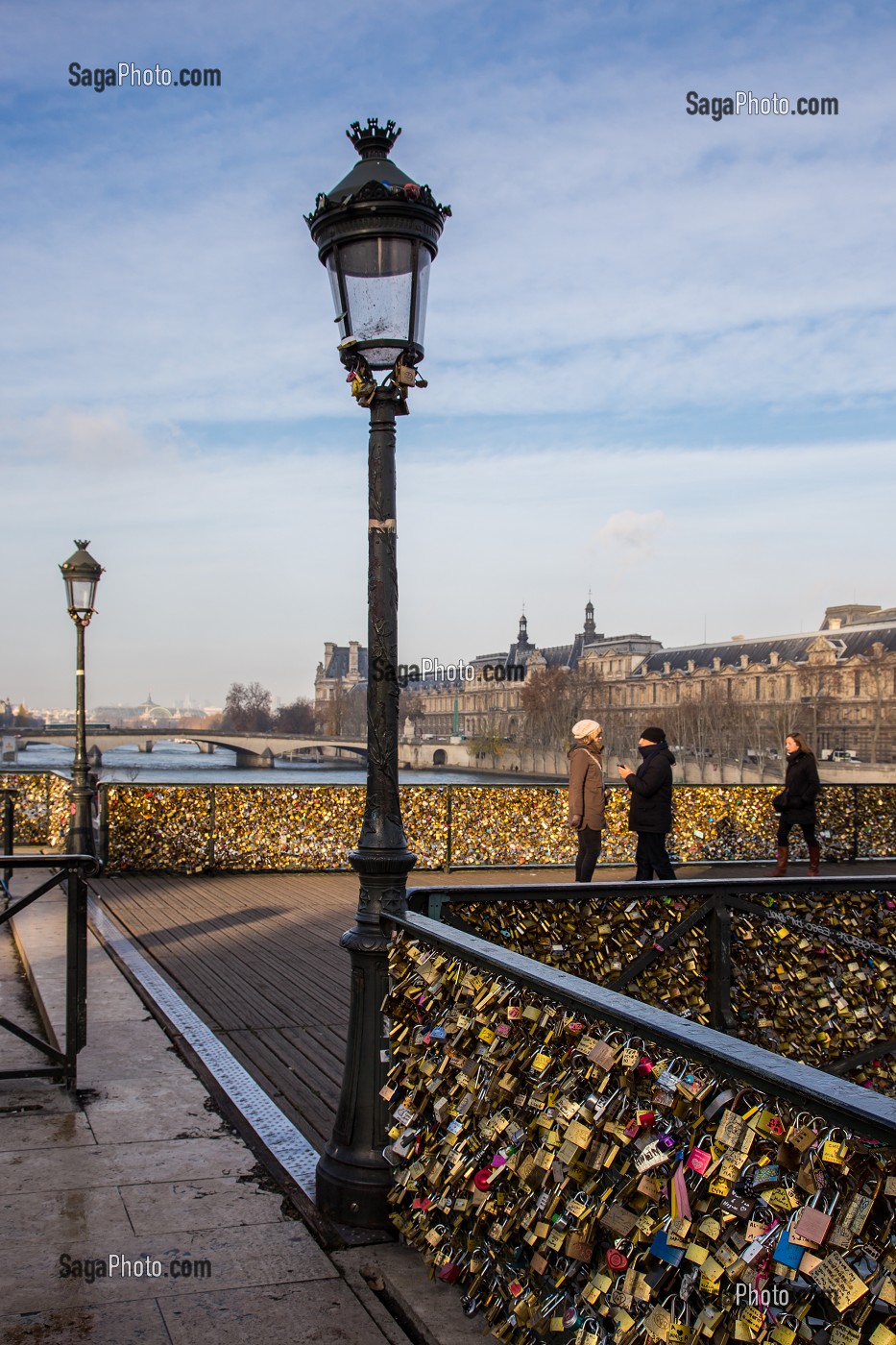 LE PONT DES ARTS, RELIE LES QUAIS MALAQUAIS ET CONTI AU NIVEAU DE L'INSTITUT DE FRANCE, AUX QUAIS FRANCOIS MITTERRAND ET AU LOUVRE, IL EST REPUTE POUR LES CADENAS D'AMOUR QUI RECOUVRENT LA RAMBARDE, PARIS (75), ILE-DE-FRANCE, FRANCE 