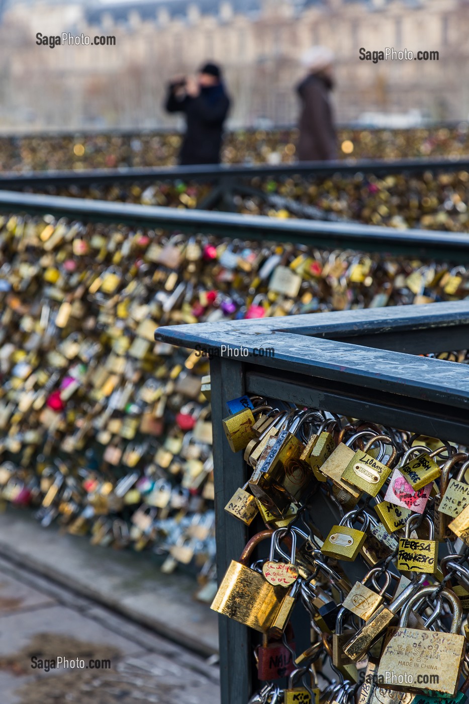 LE PONT DES ARTS, RELIE LES QUAIS MALAQUAIS ET CONTI AU NIVEAU DE L'INSTITUT DE FRANCE, AUX QUAIS FRANCOIS MITTERRAND ET AU LOUVRE, IL EST REPUTE POUR LES CADENAS D'AMOUR QUI RECOUVRENT LA RAMBARDE, PARIS (75), ILE-DE-FRANCE, FRANCE 