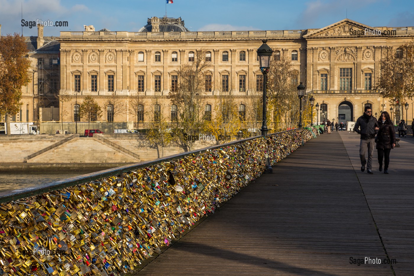 LE PONT DES ARTS, RELIE LES QUAIS MALAQUAIS ET CONTI AU NIVEAU DE L'INSTITUT DE FRANCE, AUX QUAIS FRANCOIS MITTERRAND ET AU LOUVRE, IL EST REPUTE POUR LES CADENAS D'AMOUR QUI RECOUVRENT LA RAMBARDE, PARIS (75), ILE-DE-FRANCE, FRANCE 