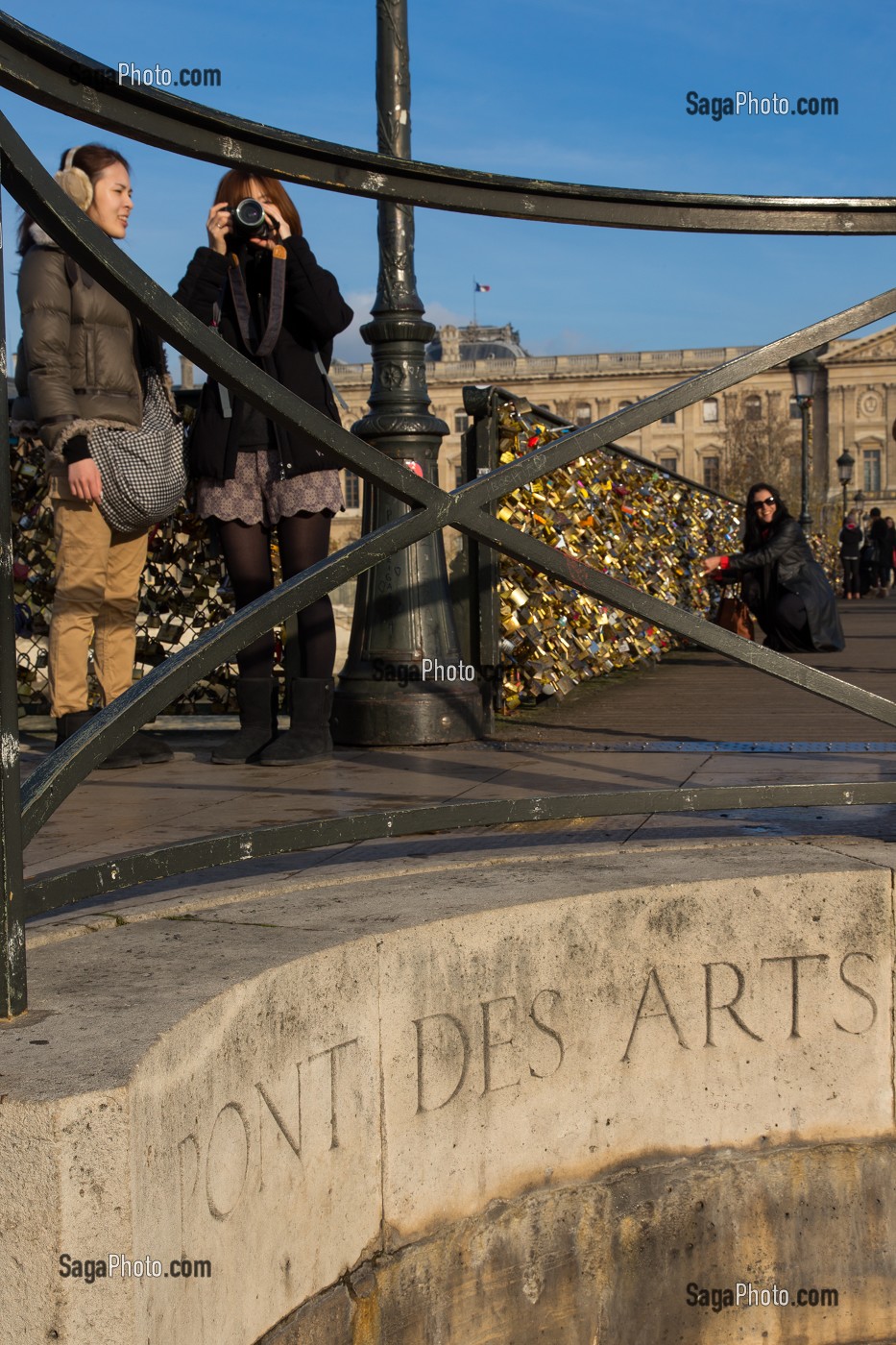 LE PONT DES ARTS, RELIE LES QUAIS MALAQUAIS ET CONTI AU NIVEAU DE L'INSTITUT DE FRANCE, AUX QUAIS FRANCOIS MITTERRAND ET AU LOUVRE, IL EST REPUTE POUR LES CADENAS D'AMOUR QUI RECOUVRENT LA RAMBARDE, PARIS (75), ILE-DE-FRANCE, FRANCE 