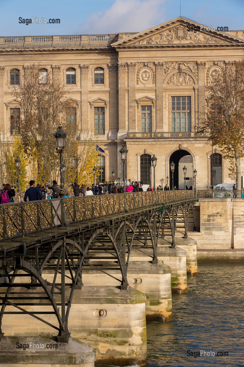 LE PONT DES ARTS, RELIE LES QUAIS MALAQUAIS ET CONTI AU NIVEAU DE L'INSTITUT DE FRANCE, AUX QUAIS FRANCOIS MITTERRAND ET AU LOUVRE, IL EST REPUTE POUR LES CADENAS D'AMOUR QUI RECOUVRENT LA RAMBARDE, PARIS (75), ILE-DE-FRANCE, FRANCE 
