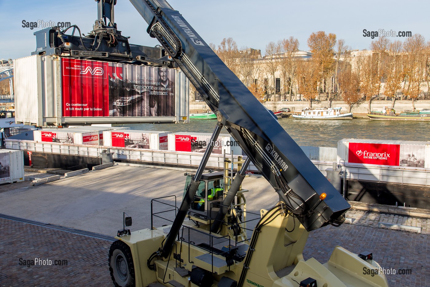 DECHARGEMENT D'UNE BARGE DE CONTENEURS VERS DES CAMIONS DE LIVRAISON, SOLUTION RETENUE PAR LES MAGASINS FRANPRIX REALISE PAR LE TRANSPORTEUR NORBERT DENTRESSANGLE POUR APPROVISIONNER SES MAGASINS PARISIEN, QUAI BRANLY 