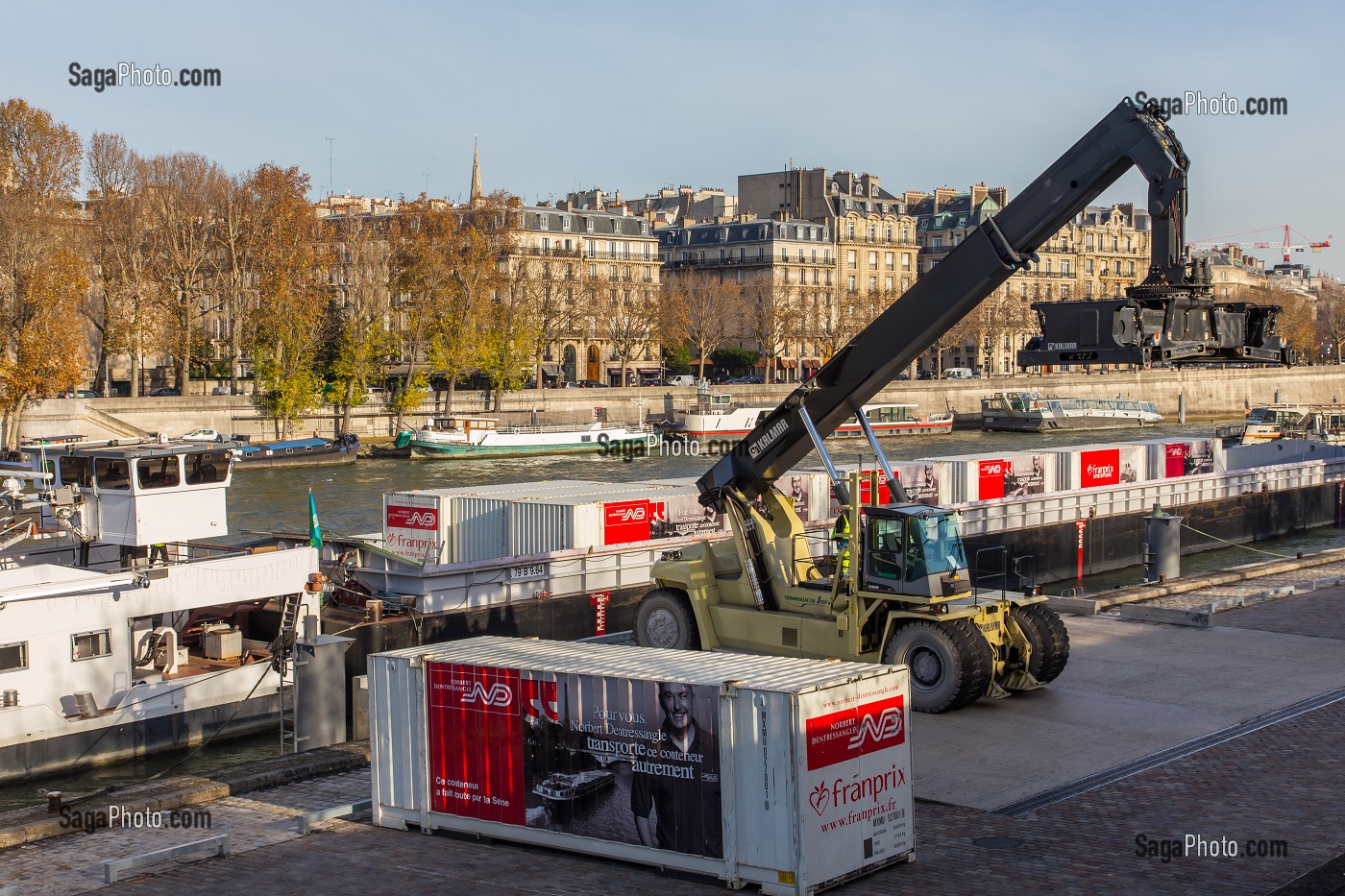 DECHARGEMENT D'UNE BARGE DE CONTENEURS VERS DES CAMIONS DE LIVRAISON, SOLUTION RETENUE PAR LES MAGASINS FRANPRIX REALISE PAR LE TRANSPORTEUR NORBERT DENTRESSANGLE POUR APPROVISIONNER SES MAGASINS PARISIEN, QUAI BRANLY